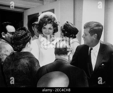 Cérémonies d'arrivée pour Habib Bourguiba, Sr., Président de la Tunisie, et épouse Moufida Bourguiba, 12 h 00. Cérémonies d'arrivée pour Habib Bourguiba, Sr., Président de la Tunisie. La première dame Jacqueline Kennedy et le président John F. Kennedy se tiennent devant la Maison Blair, s'exprimant avec l'ambassadeur du Nicaragua et doyen du corps diplomatique, le Dr Guillermo Sevilla-Sacasa, et Lillian Somoza de Sevilla-Sacasa. L'aide militaire au Président, le général Chester V. Clifton, est derrière la première Dame. Washington, D.C. Banque D'Images