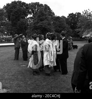 Réception pour étudiants étrangers, 3:55. Un groupe de participants non identifiés à une réception pour étudiants étrangers se trouve sur la pelouse sud de la Maison Blanche, Washington, D.C. les invités incluent des étudiants des institutions suivantes de la région de Washington, D.C. : Université américaine, Université catholique d'Amérique, Collège Gallaudet, Université George Washington, Université Georgetown, Université Howard, École d'études internationales avancées de l'Université Johns Hopkins, Trinity College (Washington, D.C.), Université du Maryland et Collège Dunbarton de Sainte Croix. Banque D'Images