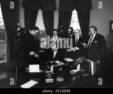 Projet de loi portant la signature du HR 2470 de 2013, projet de loi visant à créer un Lincoln Boyhood National Memorial dans l'État de l'Indiana, 10:15. Le président John F. Kennedy remet un stylo au congressiste Fred Schwengel de l'Iowa lors de la cérémonie de signature du HR 2470, un projet de loi autorisant la création du Lincoln Boyhood National Memorial dans l'Indiana. En cours d'examen (G-D) : le congressiste Schwengel; Isadora Skora, une universitaire de Lincoln d'Evansville, Indiana; le sénateur Vance Hartke (Indiana); William A. Koch, homme d'affaires de l'Indiana; Roy T. Combs, président de la Indiana Lincoln Foundation; et le congressiste Winfield K. Denton (Indiana). Non Banque D'Images