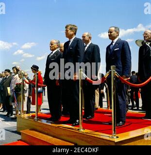 Cérémonies d'arrivée pour Habib Bourguiba, Sr., Président de la Tunisie, et épouse Moufida Bourguiba, 12 h 00. Cérémonies d'arrivée pour Habib Bourguiba, Sr., Président de la Tunisie. Debout sur la plate-forme, G-D: Président Bourguiba; président John F. Kennedy; secrétaire d'État, Dean Rusk; ambassadeur de Tunisie, Habib Bourguiba, Jr.; homme non identifié. La première Dame Jacqueline Kennedy et la première Dame de Tunisie, Moufida Bourguiba (anciennement Mathilde Lorrain), se tiennent à gauche de la plate-forme. Terminal du service militaire de transport aérien (SMAT), aéroport national de Washington, Washington, D.C. Banque D'Images