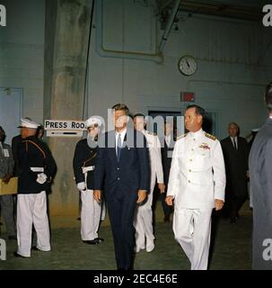 Allocution de commencement à la US Naval Academy, Annapolis, Maryland, 11:04AM. Le président John F. Kennedy et le surintendant de l'Académie navale des États-Unis le contre-amiral John F. Davidson à la cérémonie de commencement de l'Académie navale des États-Unis d'Amérique, Annapolis, Maryland. L'aide navale au commandant Tazewell T. Shepard est derrière le président, et l'agent du Service secret de la Maison-Blanche Bob Lilley est en arrière entre le commandant Shepard et le contre-amiral Davidson.