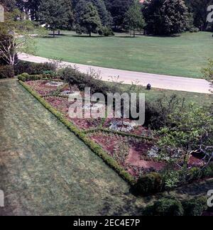 Rose Garden reconstruction, photos de progrès. Vue sur les travaux de construction de la roseraie, avec la pelouse sud et l'allée en arrière-plan. White House, Washington, D.C. Banque D'Images