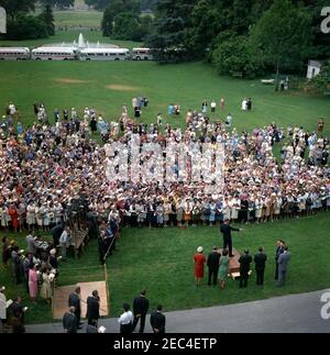 Visite des participants à la Conférence de campagne 1962 pour les femmes démocratiques, 9 h 35. Le président John F. Kennedy (en bas à droite, sur la plate-forme) prononce des remarques aux participants de la Conférence de campagne 1962 pour les femmes démocratiques. Également en photo : la vice-présidente du Comité national démocratique (DNC), Margaret B. Price; la vice-présidente Lyndon B. Johnson; la première dame Jacqueline Kennedy; le sénateur Hubert H. Humphrey (Minnesota); le sénateur Mike Mansfield (Montana); le sénateur George Smathers (Floride); la représentante Hale Boggs (Louisiane); le représentant Carl Albert (Oklahoma); l'intimé de Washington Cort Banque D'Images