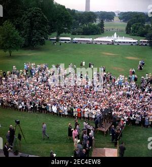 Visite des participants à la Conférence de campagne 1962 pour les femmes démocratiques, 9 h 35. Visite des participants à la Conférence de campagne de 1962 pour les femmes démocratiques; le président John F. Kennedy (non représenté) a prononcé des remarques à l'intention du groupe de visiteurs. Également en photo : correspondant de Washington pour la Guy Gannet Publishing Company of Maine, May Craig; photographe du National Park Service (NPS), Abbie Rowe; agent de la White House Communications Agency (WHCA), Oscar N. Smith. Le Washington Monument et le Jefferson Memorial sont visibles au loin. South Lawn, Maison Blanche, Washington, D.C. Banque D'Images