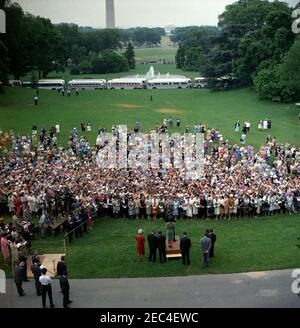 Visite des participants à la Conférence de campagne 1962 pour les femmes démocratiques, 9 h 35. Le président John F. Kennedy (en bas à droite, sur la plate-forme) prononce des remarques aux participants de la Conférence de campagne de 1962 pour les femmes démocratiques; la première dame Jacqueline Kennedy est sur la plate-forme avec le président Kennedy. Photo également : vice-présidente du Comité national démocratique (DNC), Margaret B. Price; vice-présidente Lyndon B. Johnson; sénateur Hubert H. Humphrey (Minnesota); sénateur Mike Mansfield (Montana); sénateur George Smathers (Floride); représentante Hale Boggs (Louisiane); représentante Carl Albert Banque D'Images