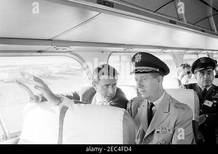 Visite d'inspection des installations de la NASA : Huntsville Alabama, Redstone Army Airfield et George C. Marshall Space Flight Centre, 9:35. Le secrétaire de l'armée, Cyrus R. Vance, et l'aide militaire du président, le général Chester V. Clifton, sont assis dans un autobus, pendant la visite du président John F. Kennedyu0027s à Redstone Arsenal, Huntsville, Alabama, dans le cadre d'une visite d'inspection de deux jours des installations de l'Administration nationale de l'aéronautique et de l'espace (NASA). L'aide de la Force aérienne au président, le général de brigade Godfrey T. McHugh, est assis derrière le général Clifton. Banque D'Images