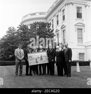 Présentation d'un tableau, The Westward Journey ends, pour le Président Kennedy (adjoint présidentiel David F. Powers). L'adjoint spécial du Président, Dave Powers (au centre), reçoit un tableau, u201cThe Westward Journey ends ends, u201d, au nom du Président John F. Kennedy. Le représentant Arnold Olsen (Montana) est quatrième de droite; tous les autres sont non identifiés. East Wing Lawn, Maison Blanche, Washington, D.C. Banque D'Images