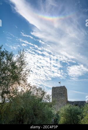 Chien de soleil (Parhelion) le ciel au-dessus des murs du village de Monteriggioni dans la province de Sienne, Toscane - Italie Banque D'Images