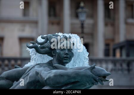 Statue gelée à Trafalgar Square au premier plan de la National Gallery après que les températures ont atteint des températures inférieures à zéro à Londres en février 2021. Banque D'Images