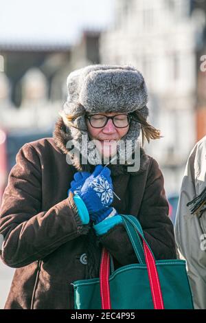 PUTNEY LONDON, ROYAUME-UNI, 13 FÉVRIER 2021. Les piétons se enveloppent dans des foulards et des vêtements d'hiver lors d'une matinée éclatante et croustillante le jour du pont Putney alors que les températures chutent en dessous de zéro. Credit amer ghazzal/Alamy Live News Banque D'Images