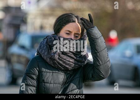 PUTNEY LONDON, ROYAUME-UNI, 13 FÉVRIER 2021. Les piétons se enveloppent dans des foulards et des vêtements d'hiver lors d'une matinée éclatante et croustillante le jour du pont Putney alors que les températures chutent en dessous de zéro. Credit amer ghazzal/Alamy Live News Banque D'Images
