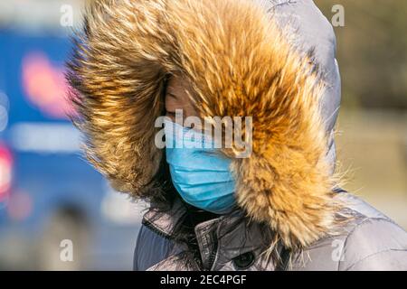 PUTNEY LONDON, ROYAUME-UNI, 13 FÉVRIER 2021. Les piétons se enveloppent dans des foulards et des vêtements d'hiver lors d'une matinée éclatante et croustillante le jour du pont Putney alors que les températures chutent en dessous de zéro. Credit amer ghazzal/Alamy Live News Banque D'Images