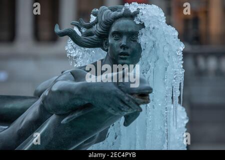 Statue gelée à Trafalgar Square au premier plan de la National Gallery après que les températures ont atteint des températures inférieures à zéro à Londres en février 2021. Banque D'Images