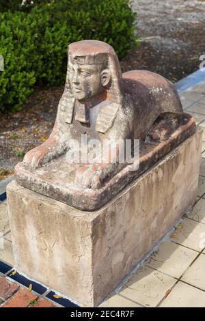 Une statue de sphinx dans un jardin des jardins botaniques de Floride à Largo, Floride. Banque D'Images
