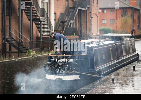 Birmingham Canal Basin ancien canal Péniche traditionnelle avec moteur de démarrage Sur la paisible voie navigable étroite de longboat dans le centre-ville de West Midlands Quai Banque D'Images