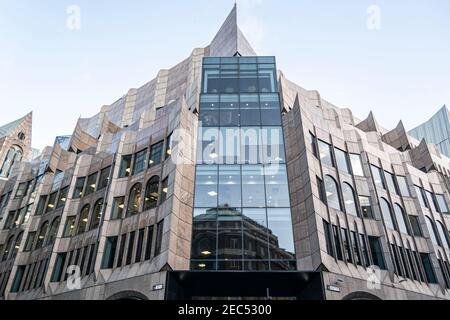 Londres, Royaume-Uni - 15 décembre 2020 : vue grand angle avant du bâtiment Minster par temps ensoleillé. Propriété d'Ivanho Cambridge, la propriété emblématique du centre de Londres Banque D'Images