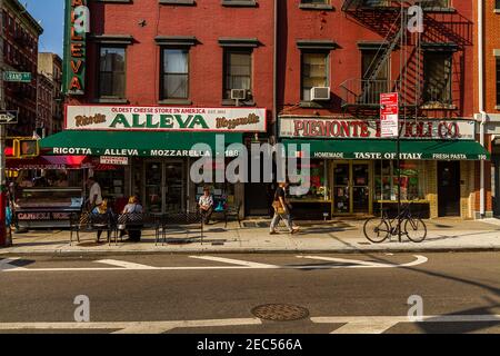 La vue sur la rue avec des restaurants italiens et des personnes marchant sur Grand Street, Lower Manhattan Banque D'Images