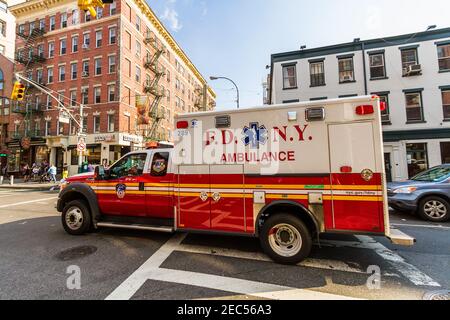 Ambulance du service des incendies de New York sur Grand Street in Little Italie Banque D'Images
