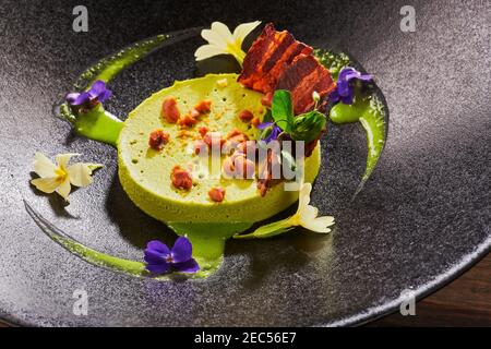 Grande assiette de présentation de salade du restaurant français Banque D'Images