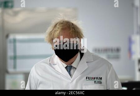 Le Premier ministre Boris Johnson portant un masque facial visite l'usine Fujifilm Diosynth biotechnologies de Billingham, Teesside, qui devrait produire des millions de doses du nouveau vaccin Novavax alors qu'il se rend dans l'usine de fabrication pharmaceutique du Nord-est. Date de la photo: Samedi 13 février 2021. Banque D'Images