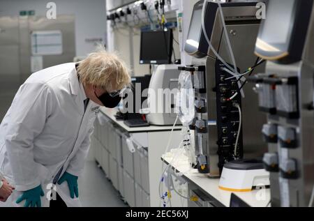 Le Premier ministre Boris Johnson portant un masque facial visite l'usine Fujifilm Diosynth biotechnologies de Billingham, Teesside, qui devrait produire des millions de doses du nouveau vaccin Novavax alors qu'il se rend dans l'usine de fabrication pharmaceutique du Nord-est. Date de la photo: Samedi 13 février 2021. Banque D'Images