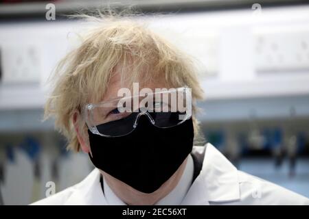 Le Premier ministre Boris Johnson portant un masque facial visite l'usine Fujifilm Diosynth biotechnologies de Billingham, Teesside, qui devrait produire des millions de doses du nouveau vaccin Novavax alors qu'il se rend dans l'usine de fabrication pharmaceutique du Nord-est. Date de la photo: Samedi 13 février 2021. Banque D'Images