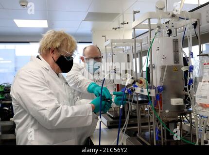 Le Premier ministre Boris Johnson portant un masque facial visite l'usine Fujifilm Diosynth biotechnologies de Billingham, Teesside, qui devrait produire des millions de doses du nouveau vaccin Novavax alors qu'il se rend dans l'usine de fabrication pharmaceutique du Nord-est. Date de la photo: Samedi 13 février 2021. Banque D'Images