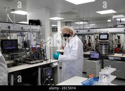 Le Premier ministre Boris Johnson portant un masque facial visite l'usine Fujifilm Diosynth biotechnologies de Billingham, Teesside, qui devrait produire des millions de doses du nouveau vaccin Novavax alors qu'il se rend dans l'usine de fabrication pharmaceutique du Nord-est. Date de la photo: Samedi 13 février 2021. Banque D'Images