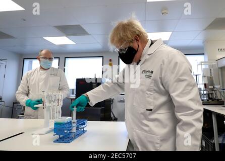 Le Premier ministre Boris Johnson portant un masque facial visite l'usine Fujifilm Diosynth biotechnologies de Billingham, Teesside, qui devrait produire des millions de doses du nouveau vaccin Novavax alors qu'il se rend dans l'usine de fabrication pharmaceutique du Nord-est. Date de la photo: Samedi 13 février 2021. Banque D'Images