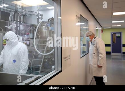 Le Premier ministre Boris Johnson portant un masque facial visite l'usine Fujifilm Diosynth biotechnologies de Billingham, Teesside, qui devrait produire des millions de doses du nouveau vaccin Novavax alors qu'il se rend dans l'usine de fabrication pharmaceutique du Nord-est. Date de la photo: Samedi 13 février 2021. Banque D'Images