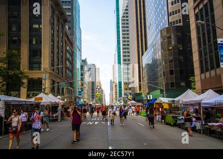 Touristes marchant sur le marché de rue dans le centre de Manhattan Banque D'Images