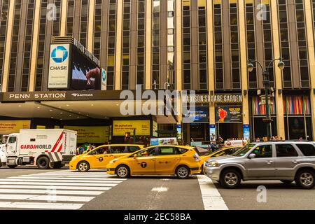 Penn Station et l'entrée du Madison Square Garden vue de la rue principale avec des personnes, des voitures et des taxis Banque D'Images