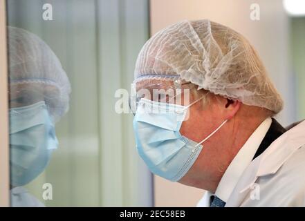 Le Premier ministre Boris Johnson portant un masque facial visite l'usine Fujifilm Diosynth biotechnologies de Billingham, Teesside, qui devrait produire des millions de doses du nouveau vaccin Novavax alors qu'il se rend dans l'usine de fabrication pharmaceutique du Nord-est. Date de la photo: Samedi 13 février 2021. Banque D'Images