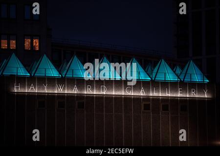 Hayward Gallery s'illumine au crépuscule, South Bank, centre de Londres, Angleterre, Royaume-Uni Banque D'Images