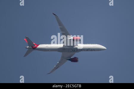 Londres, Royaume-Uni. 13 février 2021. Trafic aérien au-dessus de Londres pendant la pandémie Covid-19. Virgin Atlantic Boeing 787 Dreamliner « Birthday Girl » G-VNEW survole Wimbledon après avoir quitté Londres Heathrow en route vers Islamabad dans un ciel brumeux l'après-midi. Crédit: Malcolm Park/Alay. Banque D'Images