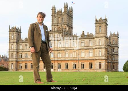 George Reginald Oliver Molyneux Herbert, 8e comte de Carnarvon, qui détient également le titre de Lord Porchester, devant son siège familial, le château de Highclere, qui a été utilisé comme lieu de tournage principal pour la série télévisée Downton Abbey. Carnarvon et sa famille vivent dans une partie de la maison, tandis que le reste est utilisé comme lieu de location et est également ouvert au public une bonne partie de l'été. Château de Highclere, Highclere, Hampshire, Royaume-Uni. 1er novembre 2007 Banque D'Images