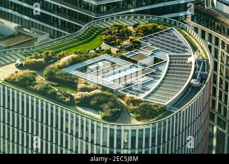 Londres, Royaume-Uni- 15 décembre 2020: Vue de dessus du bâtiment haut de Wells Fargo avec jardin de toit vert et luxuriant et panneaux solaires à Londres par le 33 King Banque D'Images