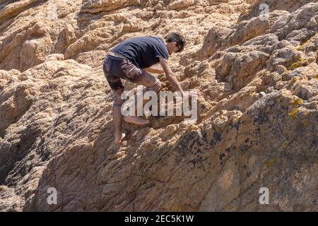 Jeune homme grimpant mur rocheux sans aucune assurance, rock-escalade sport extrême, copier l'espace, Espagne Banque D'Images