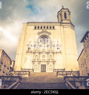 Cathédrale de Gérone, également connue sous le nom de cathédrale Saint-Marie de Gérone. Lieu de tournage des Jeux de Thrones. Filtre souple. Catalogne. Espagne. Banque D'Images