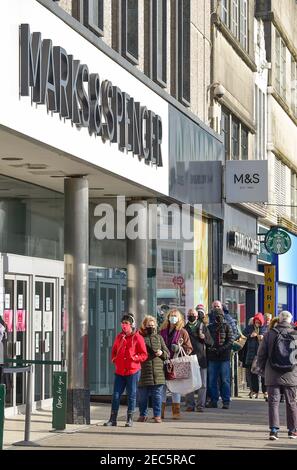 Brighton UK 13 février 2021 - les shoppers font la queue pour entrer dans le magasin Marks & Spencer de Western Road Brighton, alors que les restrictions de verrouillage du coronavirus COVID-19 du gouvernement se poursuivent . Les acheteurs espéraient pouvoir acheter l'offre M&S pour la Saint-Valentin, prête pour la Saint-Valentin demain : Credit Simon Dack / Alay Live News Banque D'Images