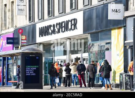 Brighton UK 13 février 2021 - les shoppers font la queue pour entrer dans le magasin Marks & Spencer de Western Road Brighton, alors que les restrictions de verrouillage du coronavirus COVID-19 du gouvernement se poursuivent . Les acheteurs espéraient pouvoir acheter l'offre M&S pour la Saint-Valentin, prête pour la Saint-Valentin demain : Credit Simon Dack / Alay Live News Banque D'Images