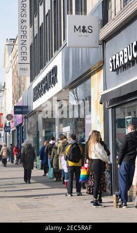 Brighton UK 13 février 2021 - les shoppers font la queue pour entrer dans le magasin Marks & Spencer de Western Road Brighton, alors que les restrictions de verrouillage du coronavirus COVID-19 du gouvernement se poursuivent . Les acheteurs espéraient pouvoir acheter l'offre M&S pour la Saint-Valentin, prête pour la Saint-Valentin demain : Credit Simon Dack / Alay Live News Banque D'Images