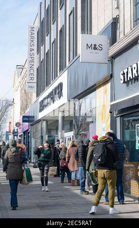 Brighton UK 13 février 2021 - les shoppers font la queue pour entrer dans le magasin Marks & Spencer de Western Road Brighton, alors que les restrictions de verrouillage du coronavirus COVID-19 du gouvernement se poursuivent . Les acheteurs espéraient pouvoir acheter l'offre M&S pour la Saint-Valentin, prête pour la Saint-Valentin demain : Credit Simon Dack / Alay Live News Banque D'Images