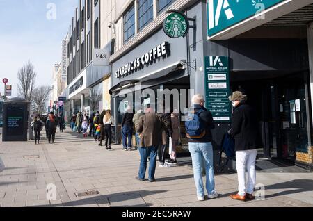 Brighton UK 13 février 2021 - les shoppers font la queue pour entrer dans le magasin Marks & Spencer de Western Road Brighton, alors que les restrictions de verrouillage du coronavirus COVID-19 du gouvernement se poursuivent . Les acheteurs espéraient pouvoir acheter l'offre M&S pour la Saint-Valentin, prête pour la Saint-Valentin demain : Credit Simon Dack / Alay Live News Banque D'Images