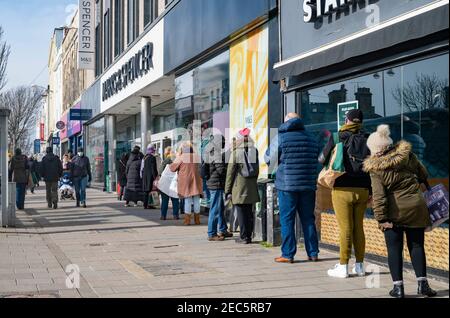 Brighton UK 13 février 2021 - les shoppers font la queue pour entrer dans le magasin Marks & Spencer de Western Road Brighton, alors que les restrictions de verrouillage du coronavirus COVID-19 du gouvernement se poursuivent . Les acheteurs espéraient pouvoir acheter l'offre M&S pour la Saint-Valentin, prête pour la Saint-Valentin demain : Credit Simon Dack / Alay Live News Banque D'Images