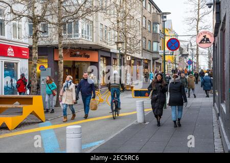 Reykjavik Islande - novembre 2. 2019: Personnes marchant dans la rue de la ville de Laugavegur Banque D'Images