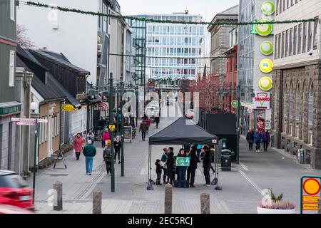 Reykjavik Islande - novembre 2. 2019: Personnes marchant dans la rue commerçante Austurstraeti dans le centre-ville de la capitale Banque D'Images