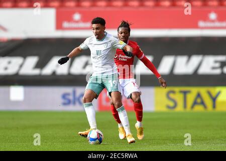 NOTTINGHAM, ANGLETERRE. 13 FÉVRIER; Junior Stanislas de l'AFC Bournemouth protège le ballon de Gaetan Bong (13) de la forêt de Nottingham lors du match de championnat Sky Bet entre la forêt de Nottingham et Bournemouth au City Ground, Nottingham, le samedi 13 février 2021. (Credit: Jon Hobley | MI News) Credit: MI News & Sport /Alay Live News Banque D'Images