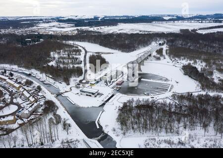 Falkirk, Écosse, Royaume-Uni. 13 février 2021. Photo : la roue Falkirk, entourée de neige et de glace. L'Écosse a été à nouveau soumise à l'une des nuits les plus froides. Le bureau met a émis un avertissement météorologique jaune pour la neige et la glace pendant les 24 prochaines heures. La roue de Falkirk est un pont tournant en bateau dans le centre de l'Écosse, reliant le Forth et le canal de Clyde avec le canal Union. L'ascenseur porte le nom de Falkirk, la ville dans laquelle il est situé. Il reconnecte les deux canaux pour la première fois depuis les années 1930. Il a ouvert ses portes en 2002 dans le cadre du projet Millennium Link. Crédit : Colin Fisher/Alay Live News Banque D'Images