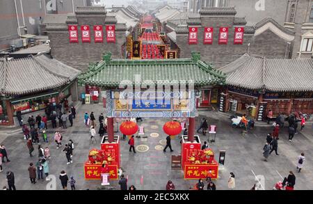 Tianjin, Chine. 13 février 2021. La photo aérienne montre les personnes qui visitent une ancienne rue culturelle à Tianjin, dans le nord de la Chine, le 13 février 2021. Beaucoup de gens ont visité la rue le deuxième jour du nouvel an lunaire chinois. Credit: Zhao Zishuo/Xinhua/Alay Live News Banque D'Images